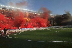 ELLITORAL_446573 |  Mauricio Garín Lo mejor del amor. La gente de Colón armando su tradicional fiesta en las tribunas del Cementerio de los Elefantes. Se viene en abril el debut del Sabalero en la histórica y legendaria Copa Libertadores de América. Antes, con estreno de VAR, el cruce con Aldosivi este jueves.