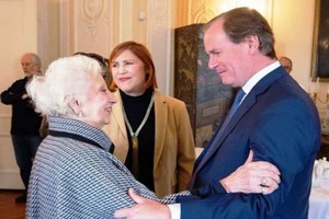 ELLITORAL_448336 |  Gentileza Desde el Reino Unido, Bordet junto a Estela de Carlotto, homenajeó a los soldados caídos en Malvinas.