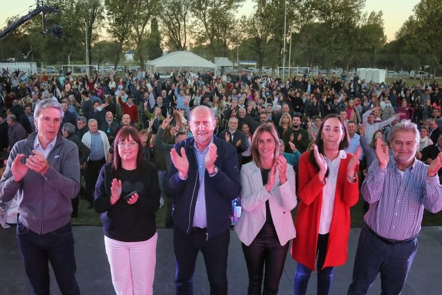 ELLITORAL_448041 |  Hacemos Santa Fe En el Sindicato de Pasteleros, el final con Perotti acompañado por Alejandro Grandinetti, Celia Arena, Cesira Arcando, Erika Gonnet y Roberto Mirabella.