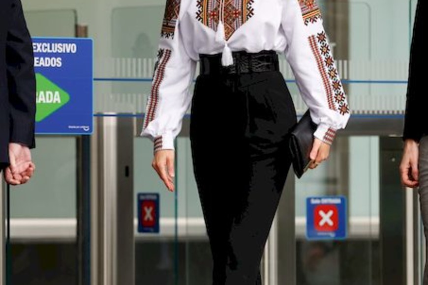 ELLITORAL_441654 |  Gtres La reina Letizia apoya a Ucrania con una blusa inspirada en la vyshyvanka, la prenda tradicional ucraniana