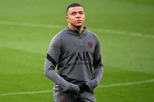 ELLITORAL_442162 |  Gentileza Mbappé reconoció el Santiago Bernabéu en la previa del duelo.