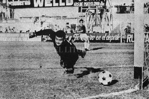 ELLITORAL_446293 |  El Litoral El gol del Mencho Balbuena en la victoria de hace 55 años en la cancha de Colón, cuando los sabaleros hicieron honor al Cementerio de los Elefantes al vencer a Peñarol, que era el campeón del mundo.