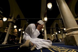 ELLITORAL_447782 |  Reuters Un adorador musulmán llora después de las oraciones vespertinas llamadas  Tarawih  durante la víspera de la primera noche del sagrado mes de ayuno del Ramadán, en la mezquita de Al Azhar en la antigua zona islámica de El Cairo, Egipto, el 1 de abril de 2022.