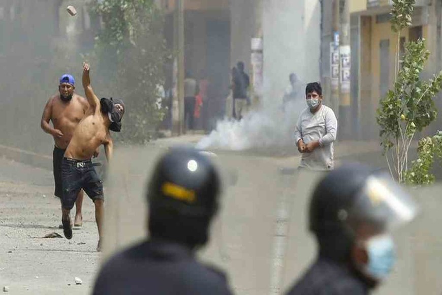 ELLITORAL_448483 |  Gentileza Violentas protestas ante el paro de transporte en Lima, Perú.