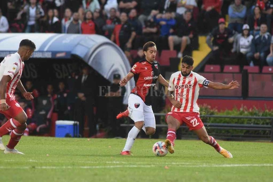 ELLITORAL_444977 |  Mauricio Garín Emanuel Brítez se vio involucrado en un incidente con la policía, cuando el plantel viajaba desde Casasol al estadio de Colón. En la foto, quitándole la pelota a Bernardi.