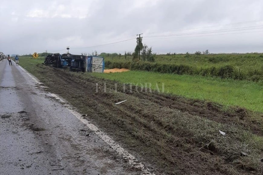 ELLITORAL_442382 |  El Litoral El camión también quedó a un costado de la banquina y su cargamento desparramado a un lado.