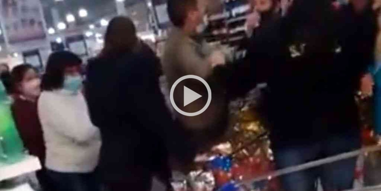 Video: gritos y empujones en un supermercado por una promoción en huevos de Pascua