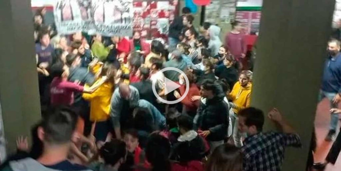 Video: escandalo y peleas en la Facultad de Filosofía de la UBA - El Litoral