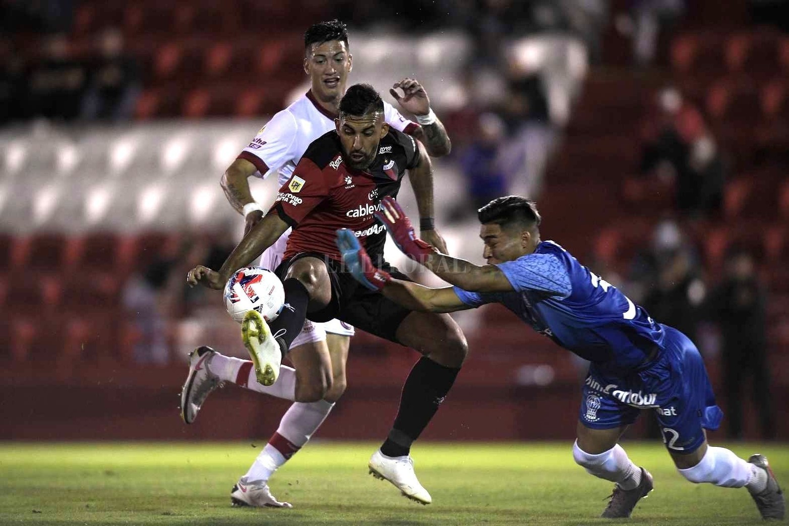 La secuencia jugada del penal a Abila. Huracán y Colón empataron 1 a 1 en la fecha 11 de 13 de este torneo de la Liga Profesional de Fútbol.