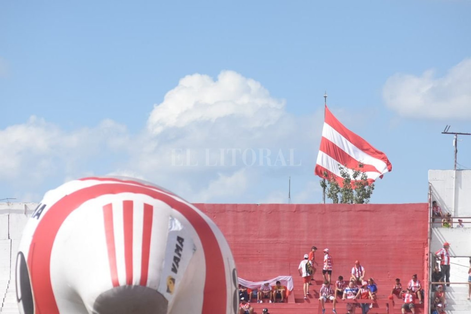 Unión y Newell´s juegan en la calurosa tarde en Santa Fe por la novena fecha de la Liga Profesional de Fútbol.