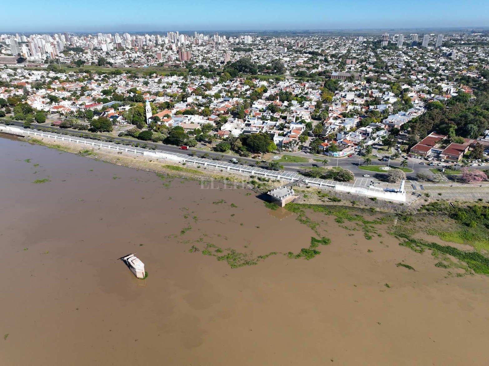 Desde el jueves 14 de abril el rio Paraná subió casi 70 cm. Este martes midió 2,57 metros en el puerto local. El paisaje ribereño cambió respecto al verano. Se cumplen las proyecciones del INA y el nivel se acerca a los 3 metros.