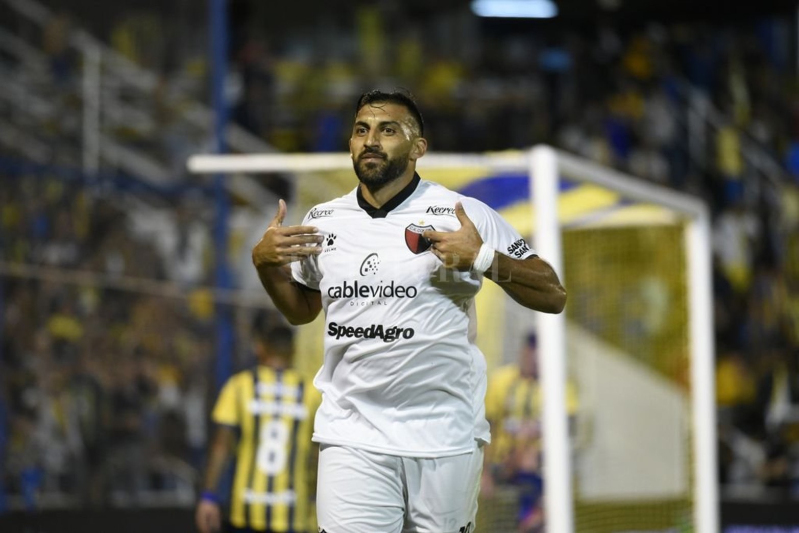 Ramón "Guanchope" Abila marcó el empate en una corrida que nació en la media cancha. Fue 2 a 2 en Rosario.