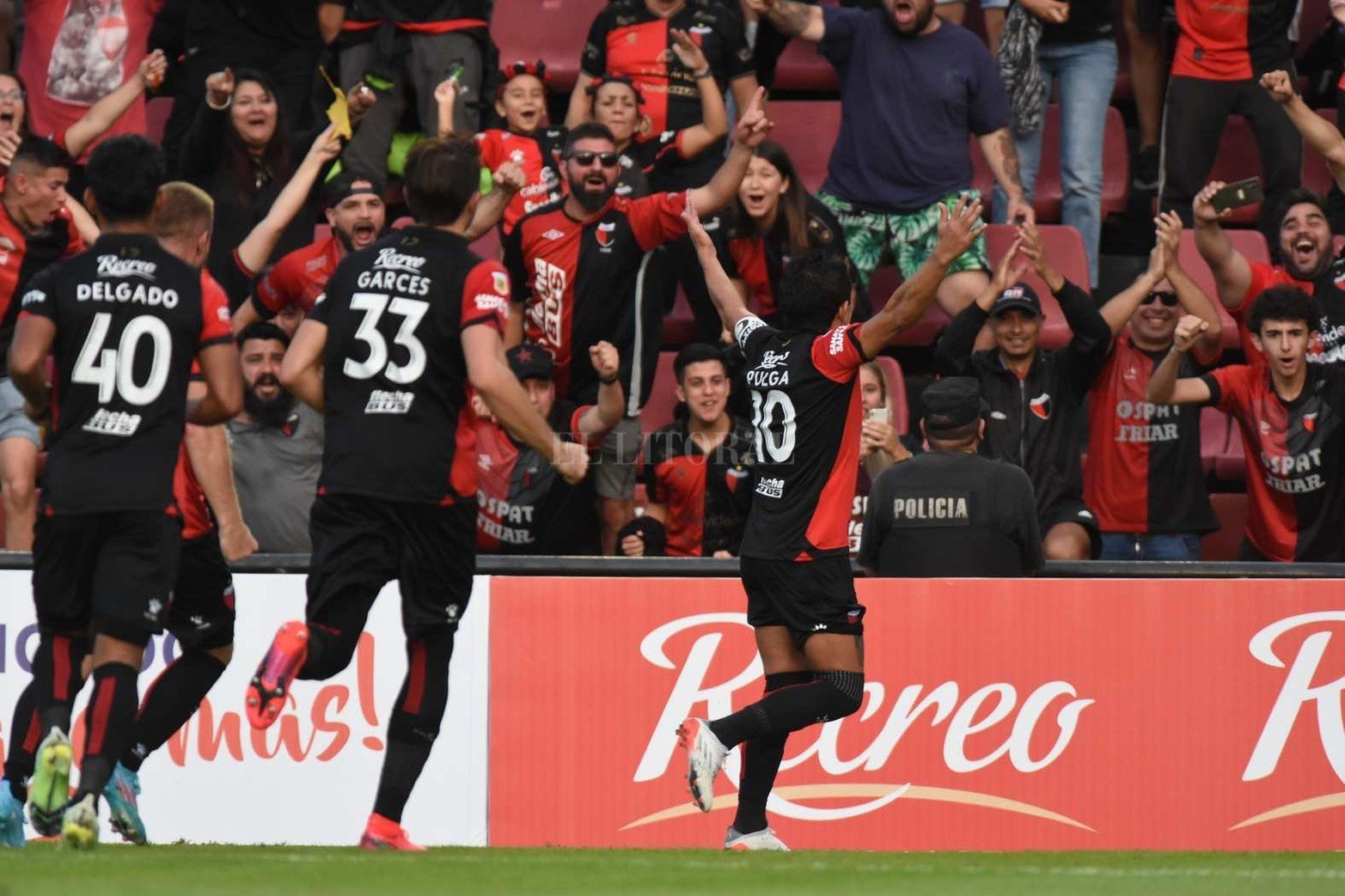 Luis Miguel Rodríguez ya festeja el gol mediante un tiro libre que se metió en un ángulo.