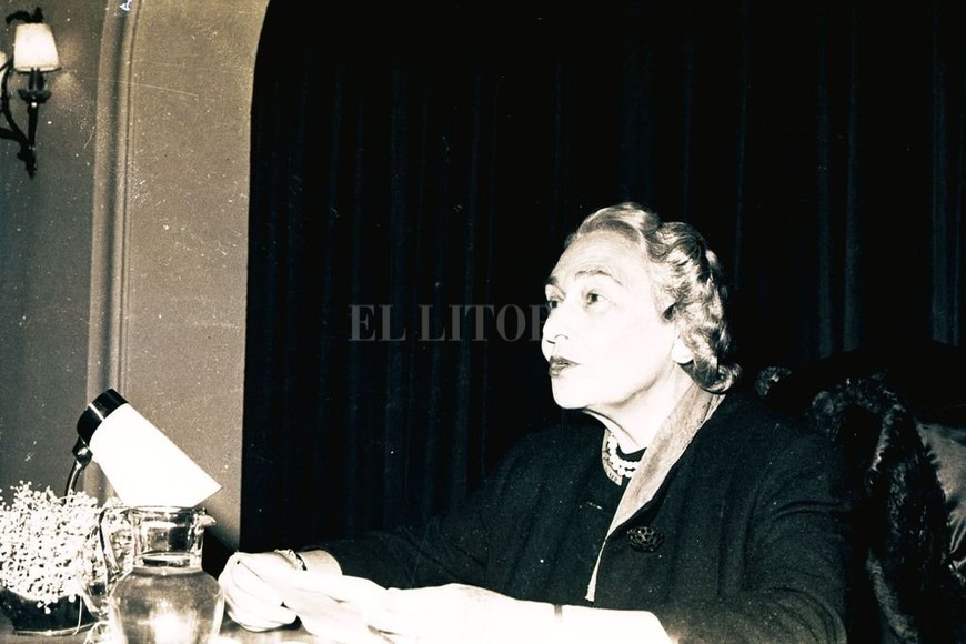 ELLITORAL_452100 |  Archivo El Litoral Victoria Ocampo durante su disertación en Santa Fe.