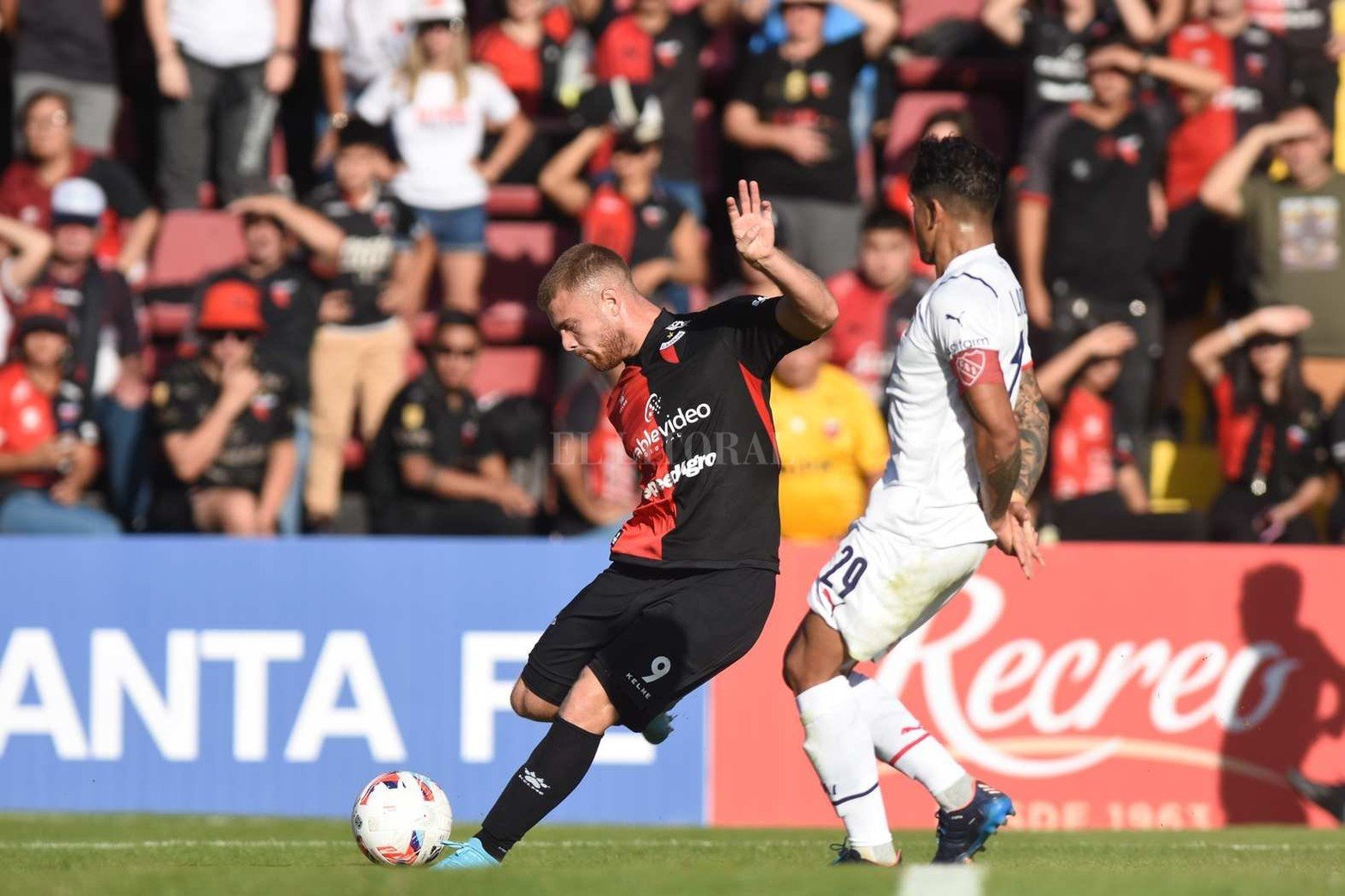 Colón e Independiente jugaron en el estadio Brigadier López y empataron 2 a 2.