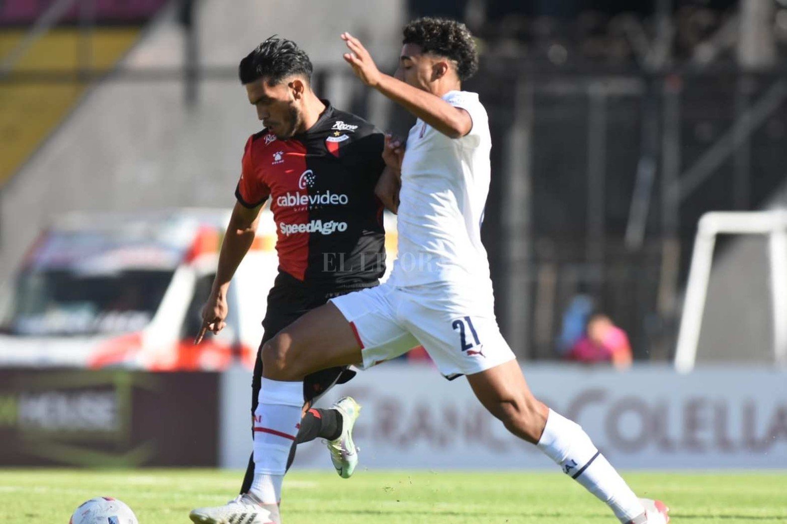 Colón e Independiente jugaron en el estadio Brigadier López y empataron 2 a 2.