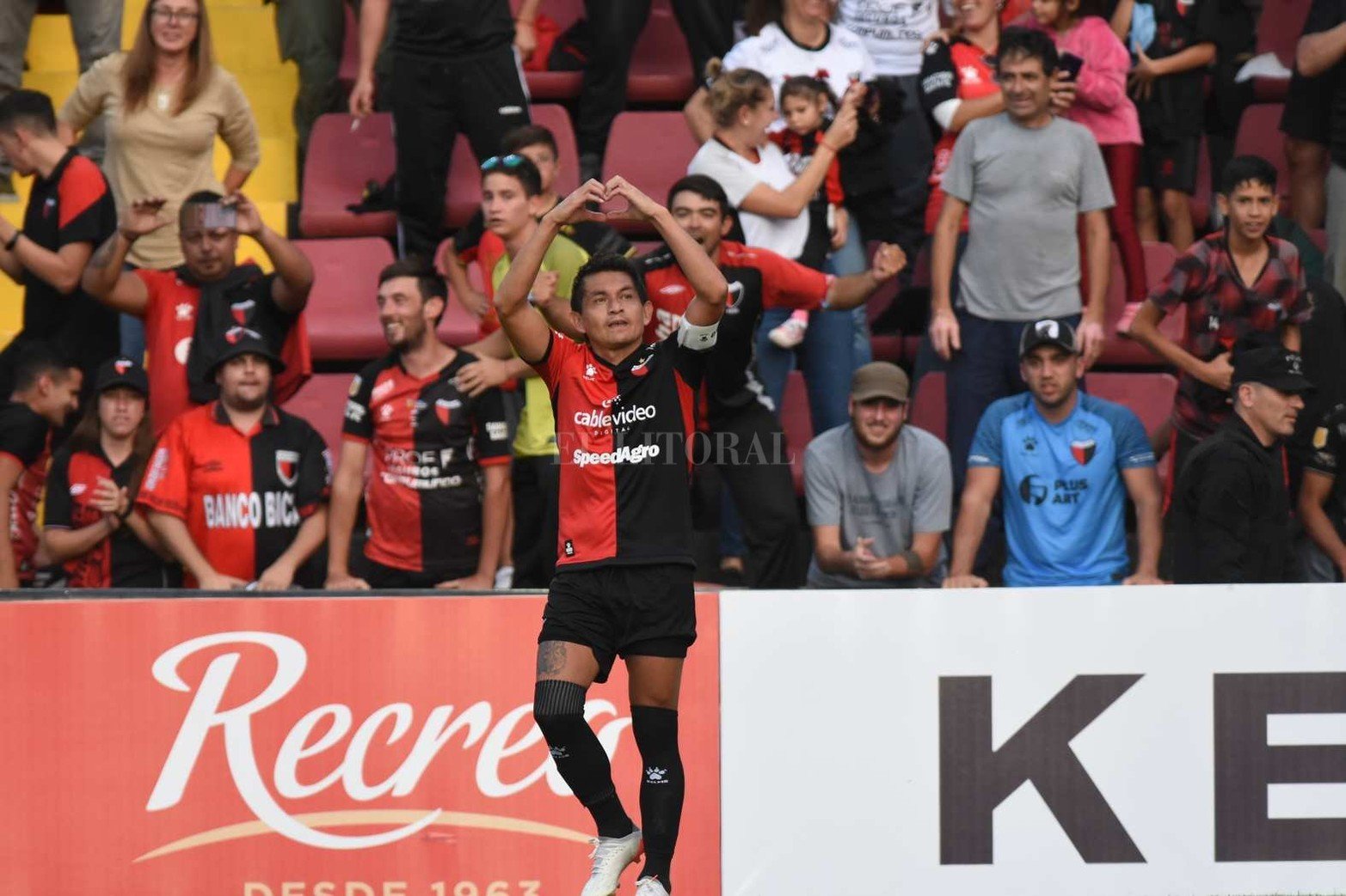 Luis Miguel Rodríguez ya festeja el gol mediante un tiro libre que se metió en un ángulo.