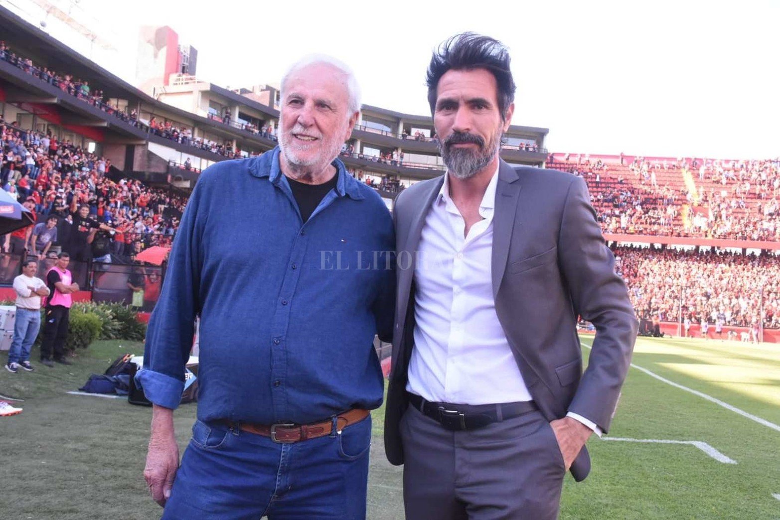 El ex DT de Colón que lo sacó Campeón fue recibido con aplausos y fue homenajeado.