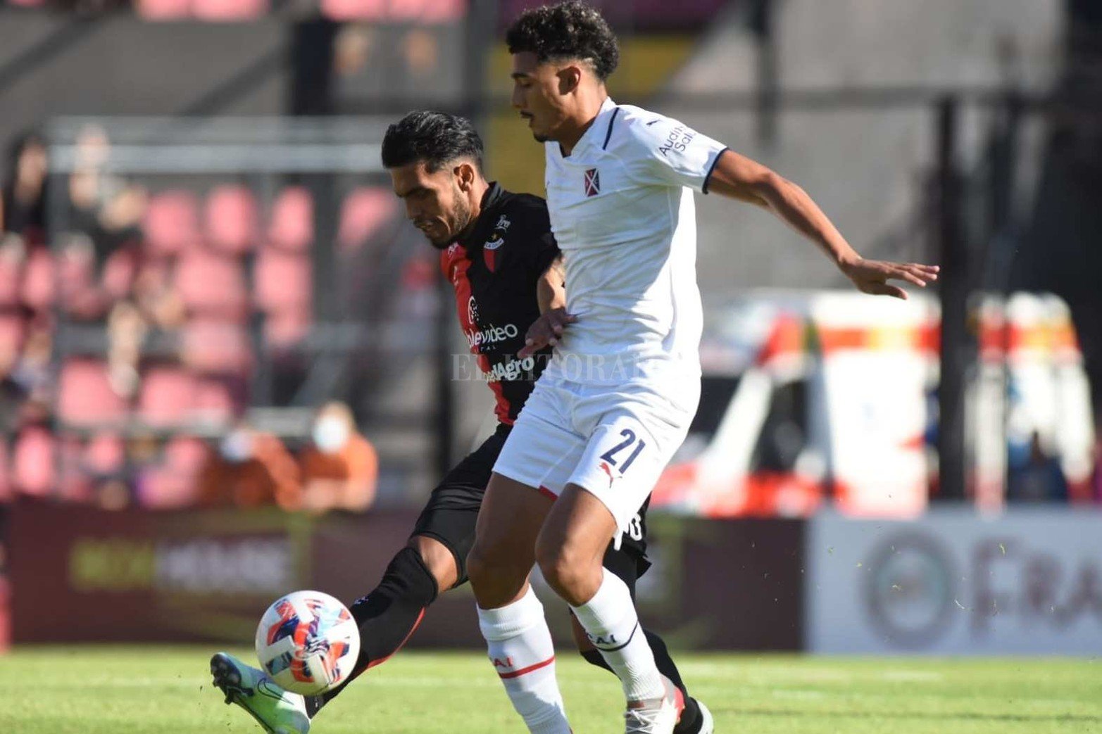 Colón e Independiente jugaron en el estadio Brigadier López y empataron 2 a 2.