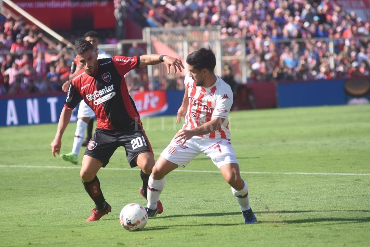 Unión y Newell´s juegan en la calurosa tarde en Santa Fe por la novena fecha de la Liga Profesional de Fútbol.