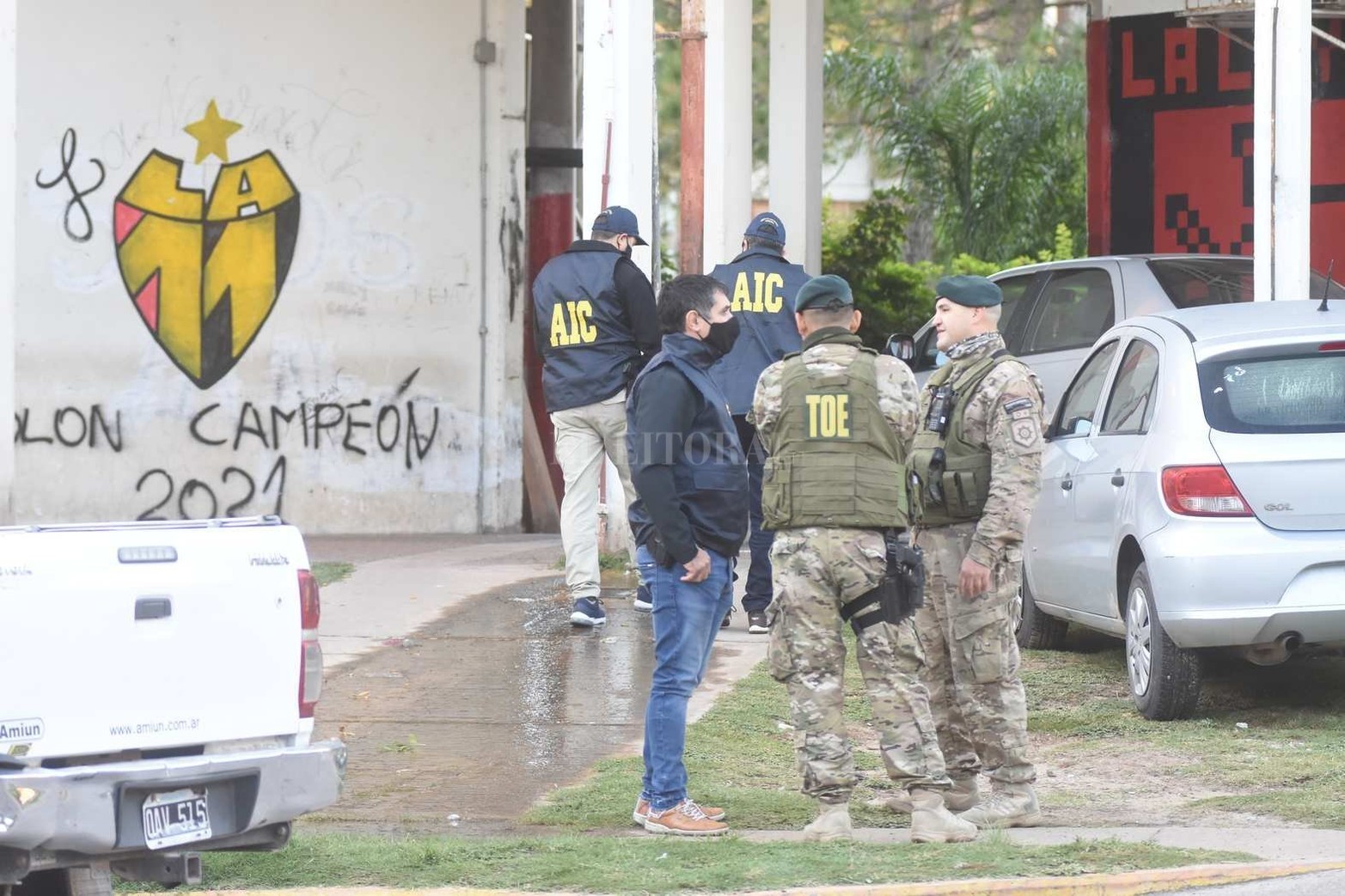 Este miércoles por la mañana se llevaban a cabo allanamientos simultáneos en barrio Centenario de la ciudad de Santa Fe, en el marco de la investigación de los incidentes en la previa del partido de Colón y Peñarol.