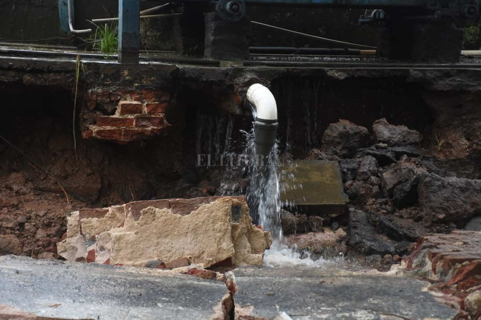 El muro ubicado sobre calle Lavalle se desplomó. Los escombros quedaron desparramados sobre la vereda y el agua de una de las piletas está drenando hacia la calle.