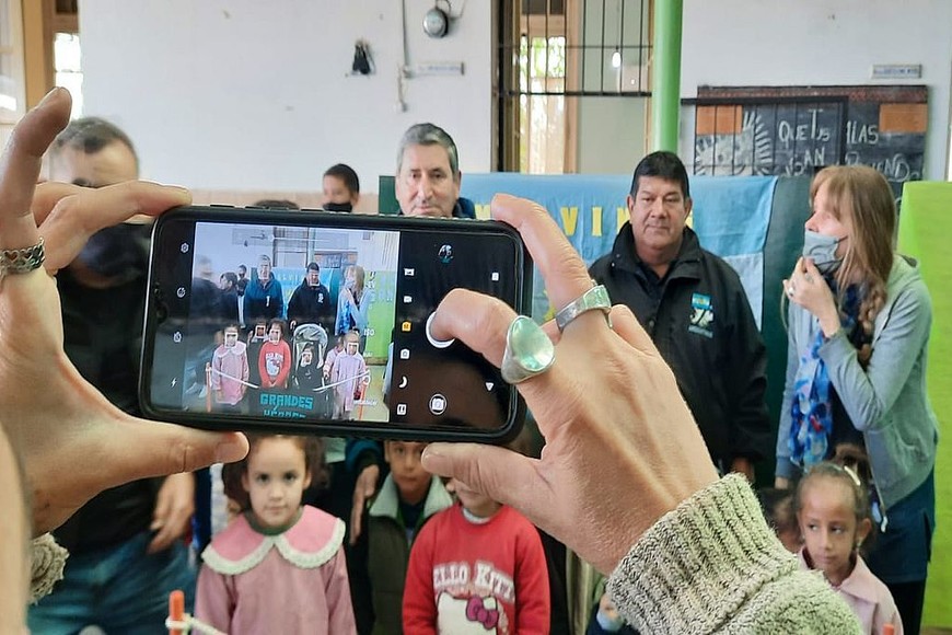 ELLITORAL_449353 |  El Litoral Toda la comunidad de la escuela Falucho quiso tener su foto con los Ex Combatientes.