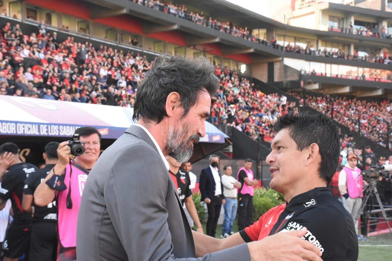 El ex DT de Colón que lo sacó Campeón fue recibido con aplausos y fue homenajeado.