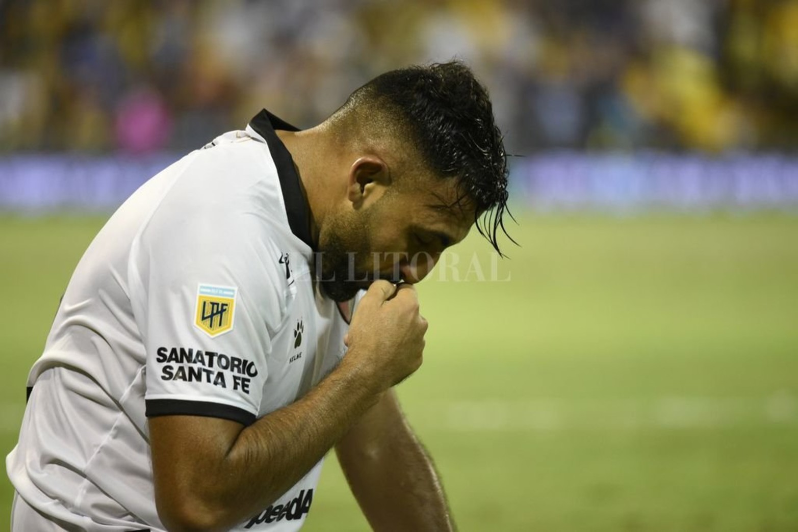 Ramón "Guanchope" Abila marcó el empate en una corrida que nació en la media cancha. Fue 2 a 2 en Rosario.