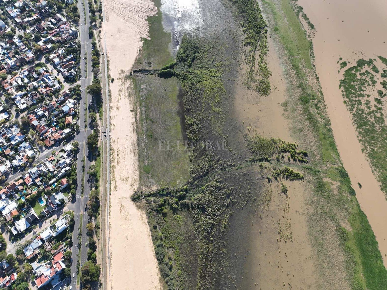 Desde el jueves 14 de abril el rio Paraná subió casi 70 cm. Este martes midió 2,57 metros en el puerto local. El paisaje ribereño cambió respecto al verano. Se cumplen las proyecciones del INA y el nivel se acerca a los 3 metros.