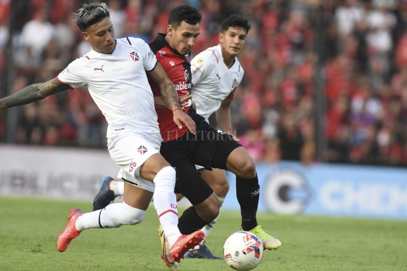 Colón e Independiente jugaron en el estadio Brigadier López y empataron 2 a 2.