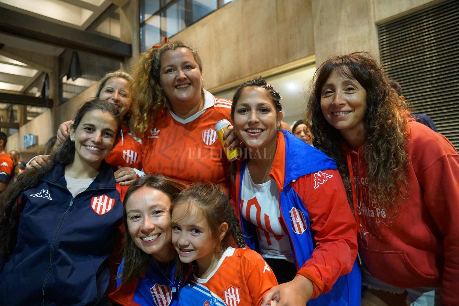 Los hinchas de Unión ya están en Río de Janeiro y anoche recibieron al plantel en el hotel.