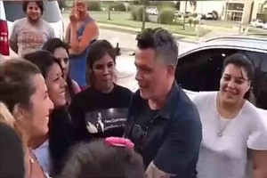 ELLITORAL_456546 |  Gentileza Alejandro Sanz recibió el saludo de su club de fans cuando estuvo en Villa María en 2018, Estefanía entre ellas.