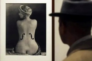 La obra es un homenaje al genial pintor Jean-Auguste-Dominique Ingres y sus desnudos.