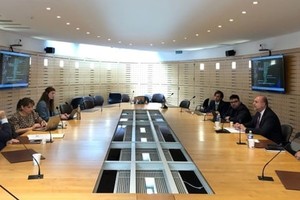 El gobernador mantuvo reuniones en París