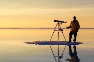 Aquí, en una postal del Salar de Uyuni, Bolivia