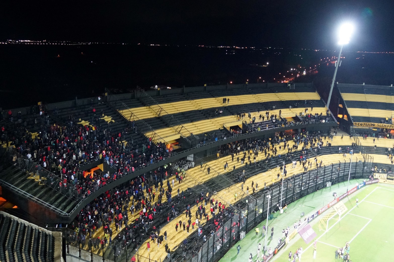 Incidentes entre las hinchadas de Peñarol y Colón