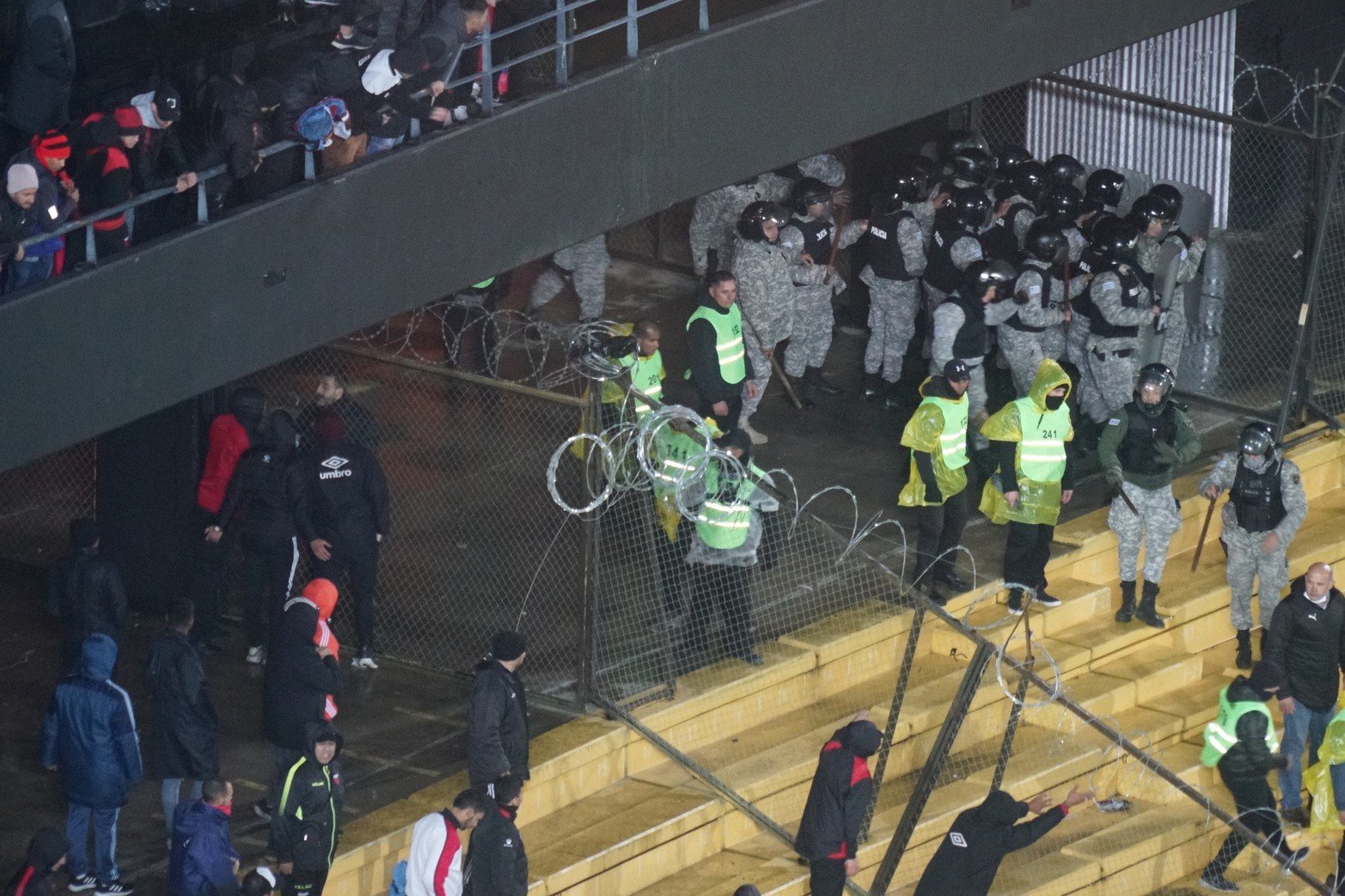 Incidentes entre las hinchadas de Peñarol y Colón