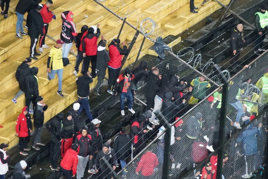 Las fotos de los incidentes entre las hinchadas de Peñarol yColón
