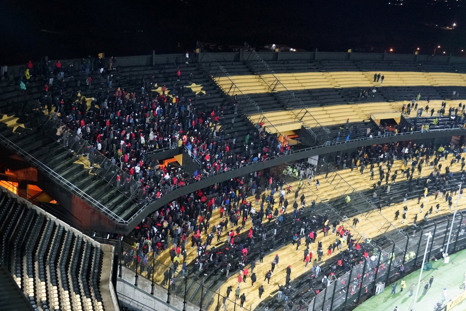 Incidentes entre las hinchadas de Peñarol y Colón