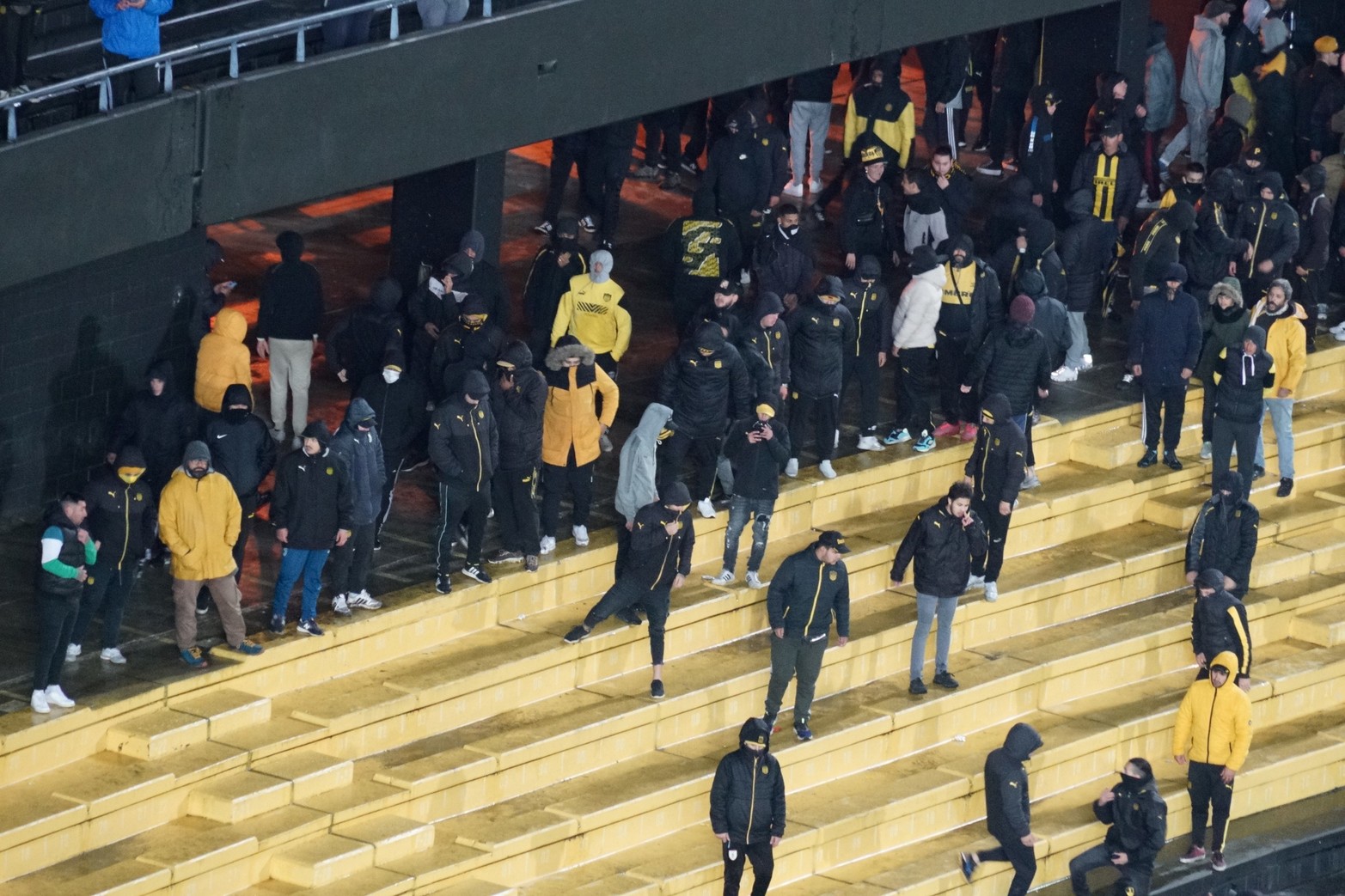 Incidentes entre las hinchadas de Peñarol y Colón