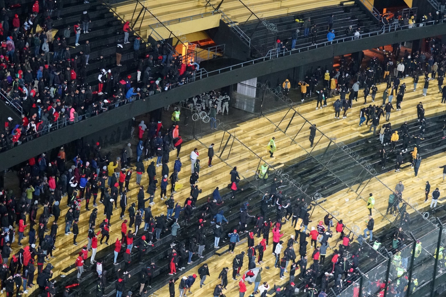 Incidentes entre las hinchadas de Peñarol y Colón