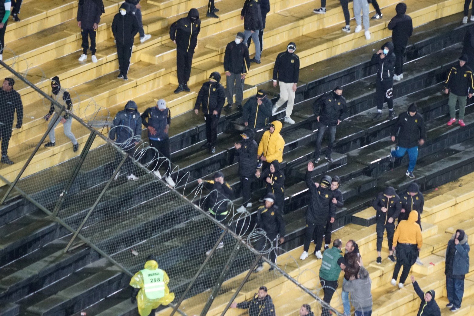 Incidentes entre las hinchadas de Peñarol y Colón