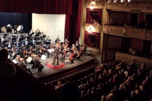 Los músicos de la Orquesta Sinfónica Provincial ante el público que colmó las instalaciones del teatro.