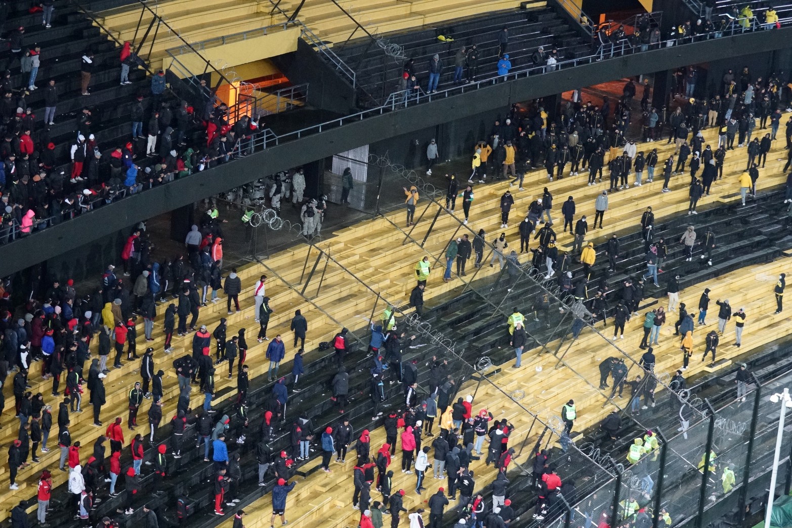 Incidentes entre las hinchadas de Peñarol y Colón