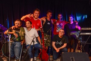 Tamo como Queremo!, banda de reggae  integrada por Nicolás Recce (guitarra base y voz), Gabriel Scola (bajo), Ulises Koch (batería), Ángel Miovilovich (teclado), Gastón Ramos (teclado), Ulises Bernal (percusión) y Alejandro Martínez (guitarra principal y coros)