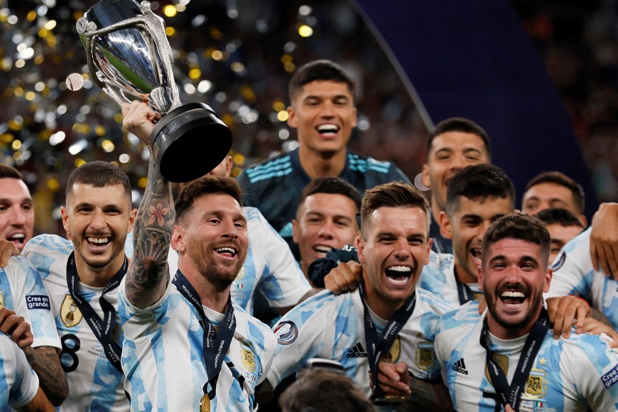 Soccer Football - Finalissima - Italy v Argentina - Wembley Stadium, London, Britain - June 1, 2022
Argentina's Lionel Messi celebrates with the trophy after winning the Finalissima REUTERS/Andrew Couldridge