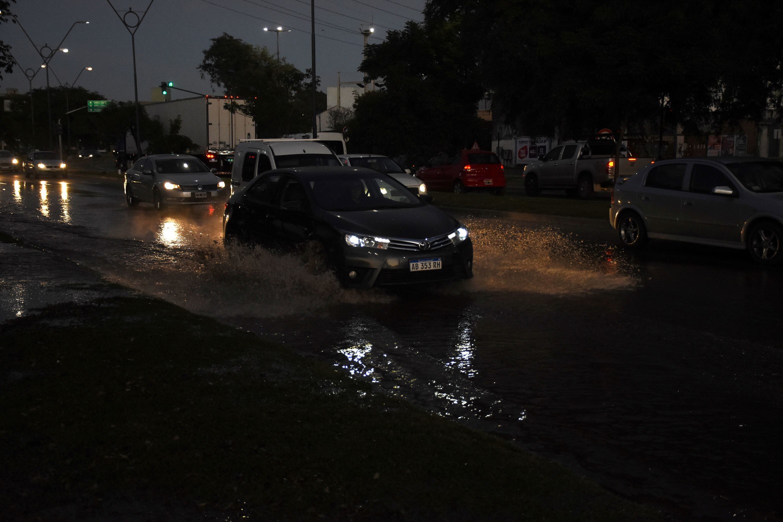 Gran pérdida de agua en la Avenida Alem a la altura de calle Calchines.foto Flavio Raina