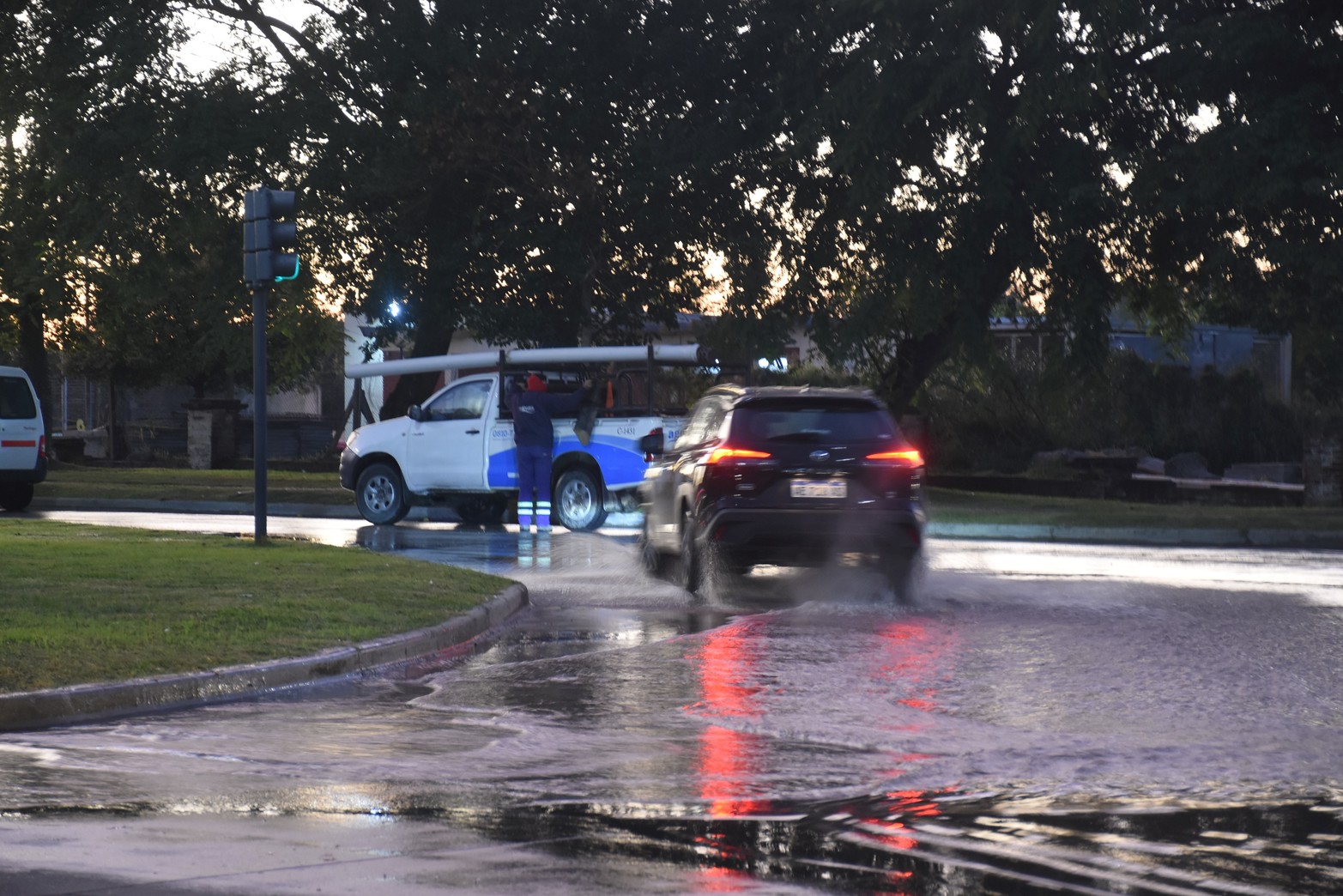 Gran pérdida de agua en la Avenida Alem a la altura de calle Calchines.foto Flavio Raina