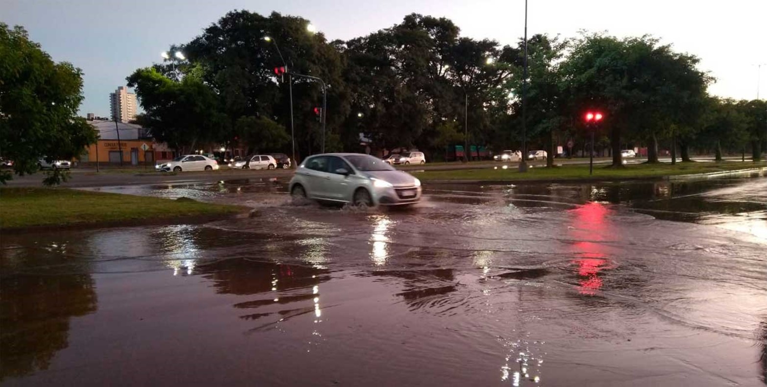 Gran pérdida de agua en la Avenida Alem a la altura de calle Calchines.Crédito: Flavio Raina